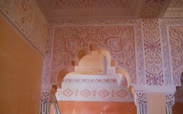 sculpture marocaine plafond platre salon