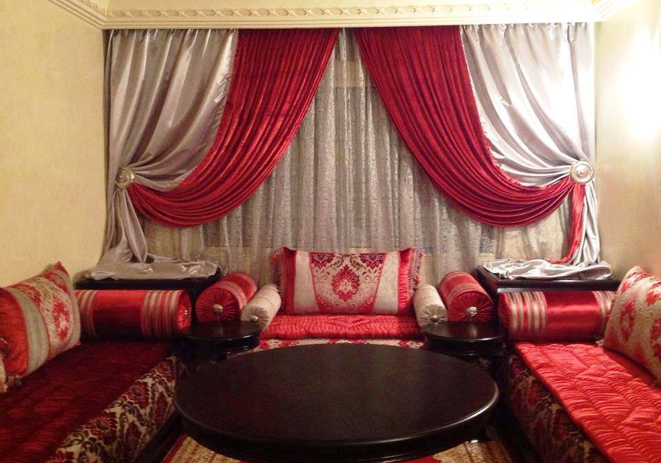 salon marocain en  bois Noir et tissus rouge et gris
