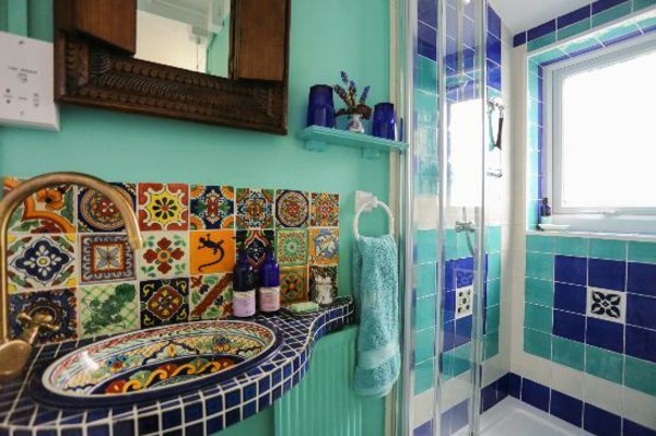 Carreaux avec style marocain pure dans la salle de bain