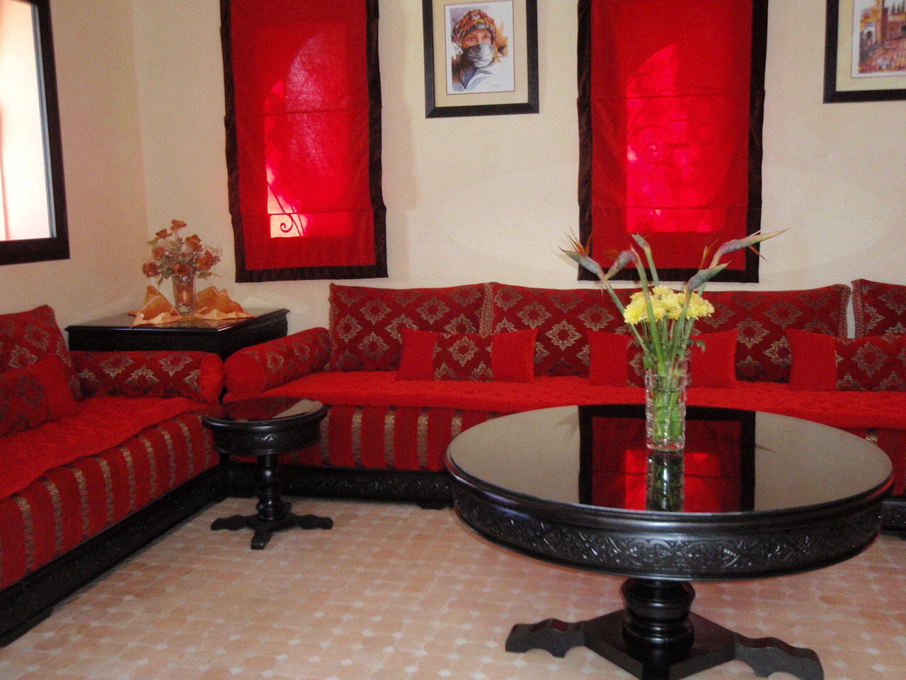 salon marocain en magnifique couleur rouge 