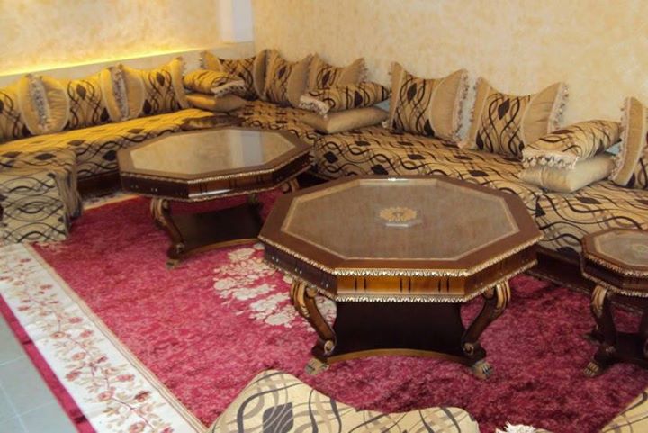 salon marocain moderne en couleur doré