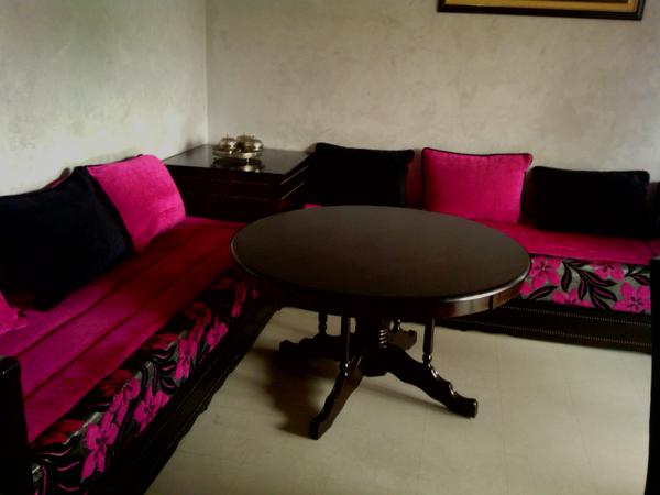 salon marocain en rose et noir